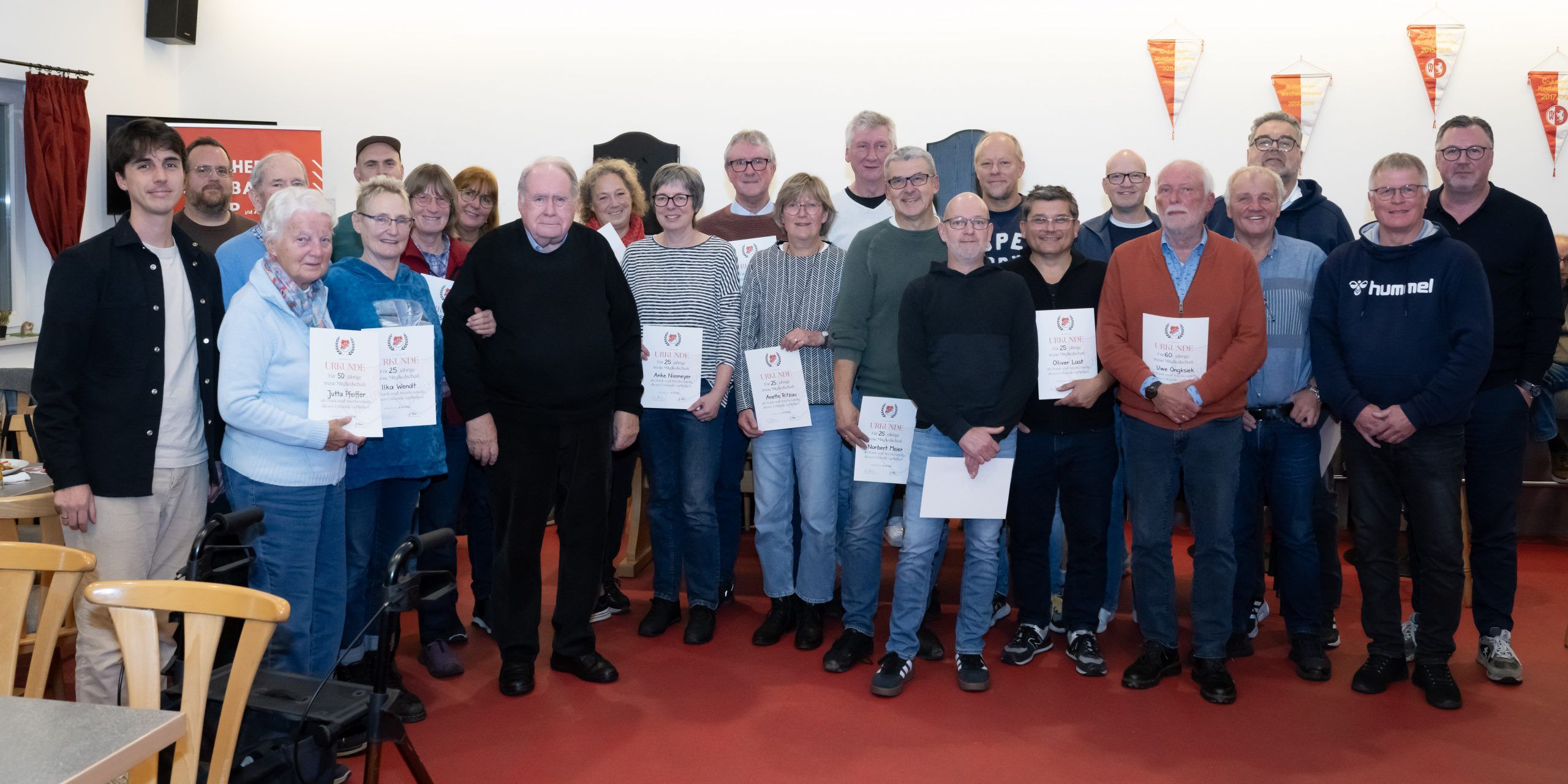 Gruppenbild von mehr als 20 Personen mit Urkunden in der Hand