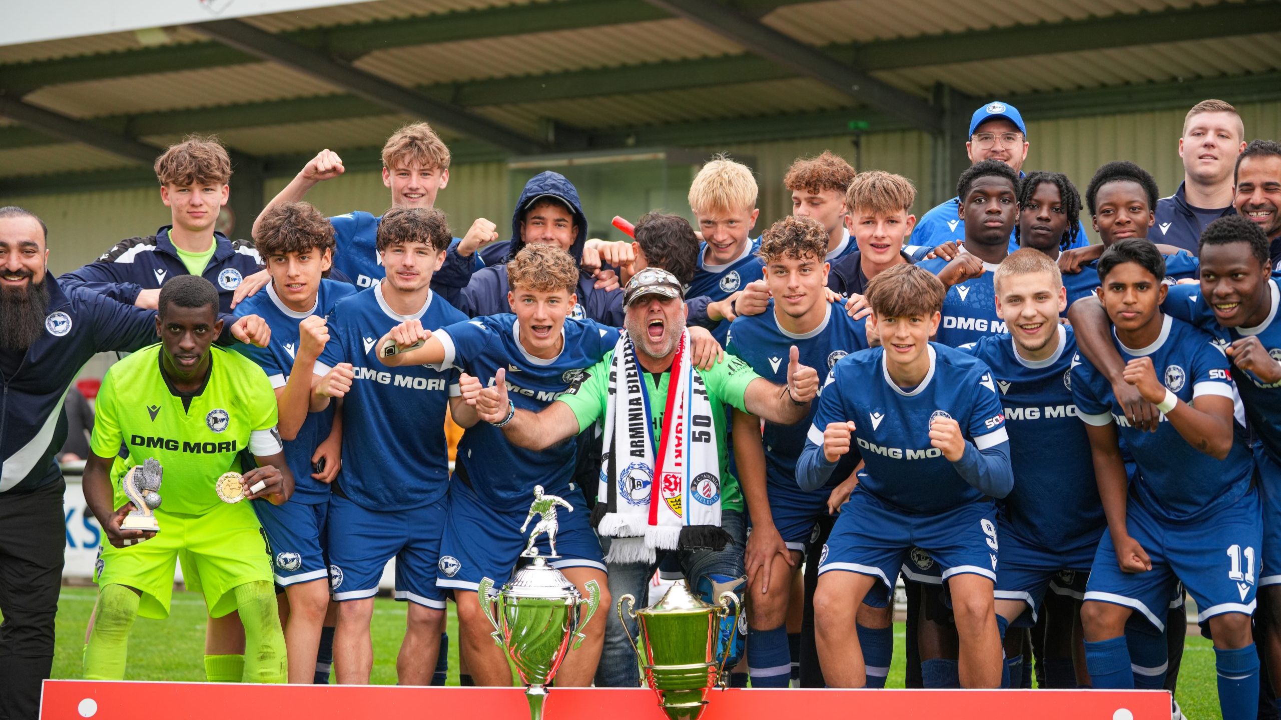 Siegerfoto des 50. B-Junioren Pfingstturnier mit dem DSC Arminia Bielefeld