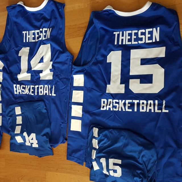 Unsere ersten Trikots!