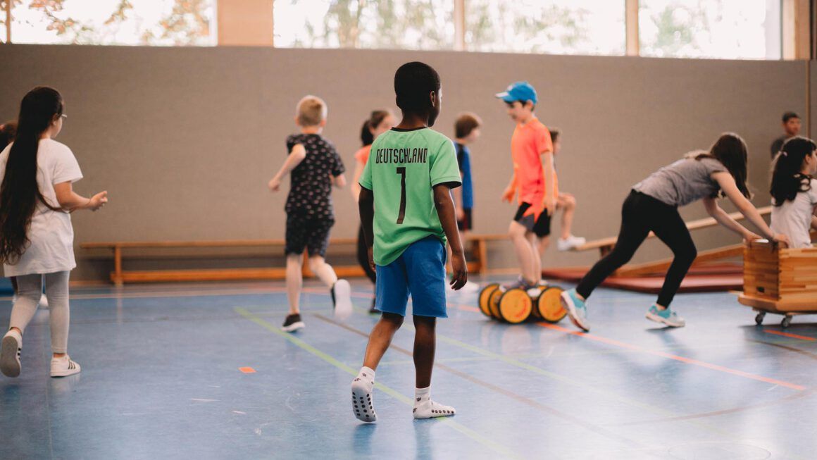 Turnhalle. Kinder spielen