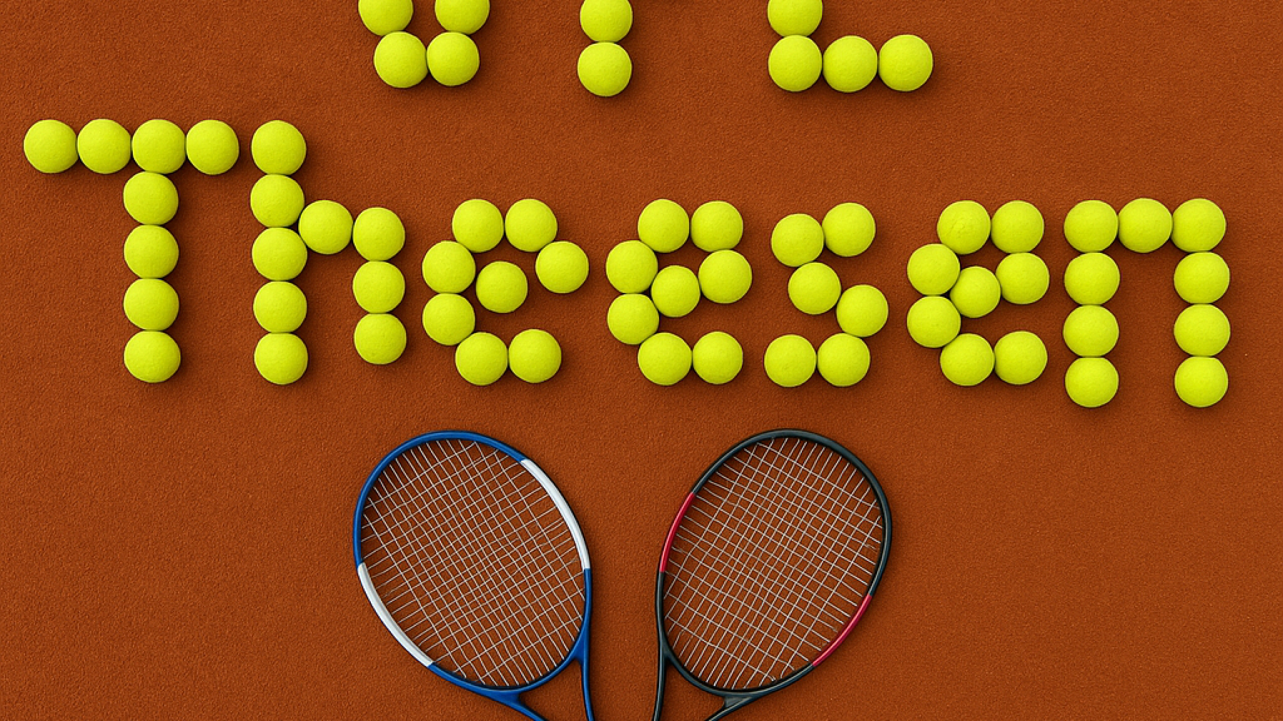 Luftaufnahme des Sportkomplexes des VfL Theesen mit einem Fußballplatz, umgeben von Feldern und Wohnhäusern, in einer grünen Landschaft. Im Vordergrund ist ein Kunstrasenplatz mit Flutlichtanlagen zu sehen, im Hintergrund liegt die Stadt Bielefeld.