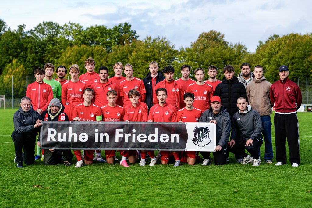 Mannschaftsfoto mit Banner Ruhe in Frieden